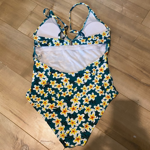 Cupshe One piece - Picture 3 of 4